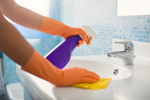 Local oven cleaner working in a Southkensington flat with limited access
